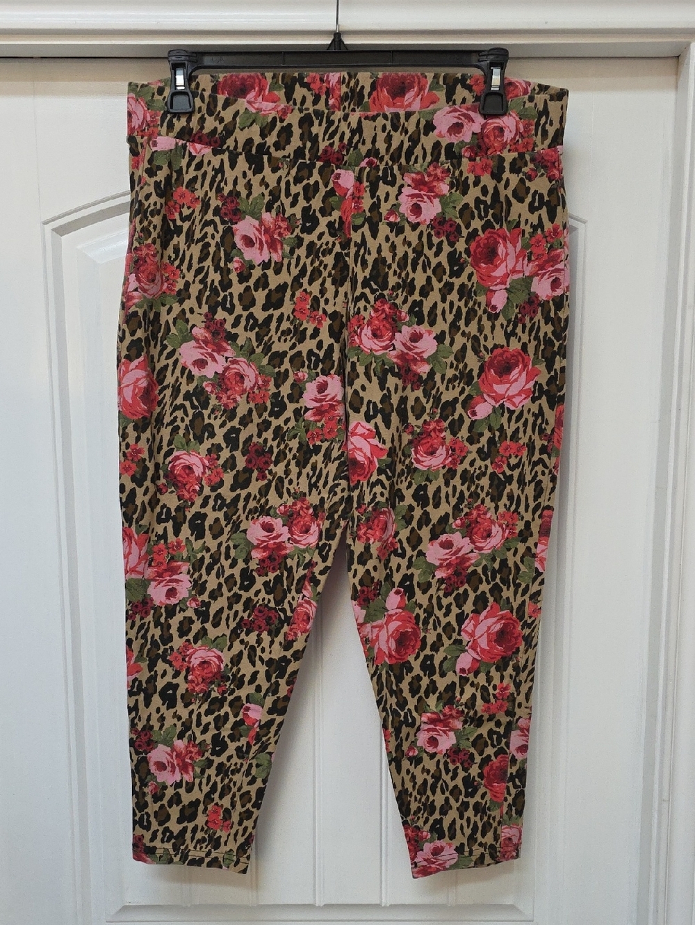 Torrid Rose & Leopard Capri Leggings - Sz 3
